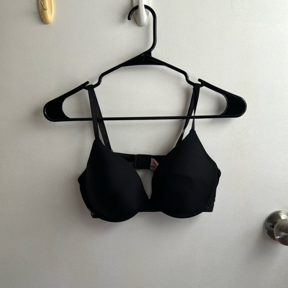 Women’s solid black juicy couture logo strap bra lightly padded 36c